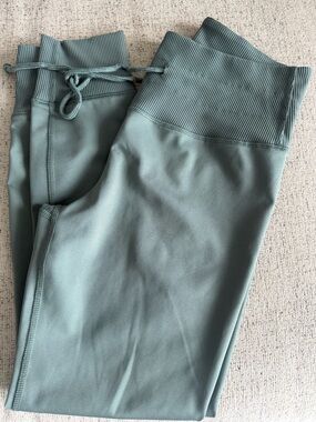 High-Waist Sage Green Leggings with Ribbed Waistband